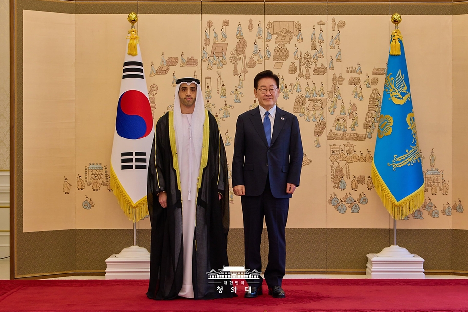 이재명 대통령이 8월 12일 청와대에서 열린 주한대사 신임장 제정식에서 자말 알 수와이디 주한아랍에미트대사에게 신임장을 받고 기념 촬영을 하고 있다.