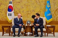 이재명 대통령이 8월 12일 청와대에서 열린 주한대사 신임장 제정식에서 숀 호이 주한아일랜드대사와 면담을 나누고 있다.
