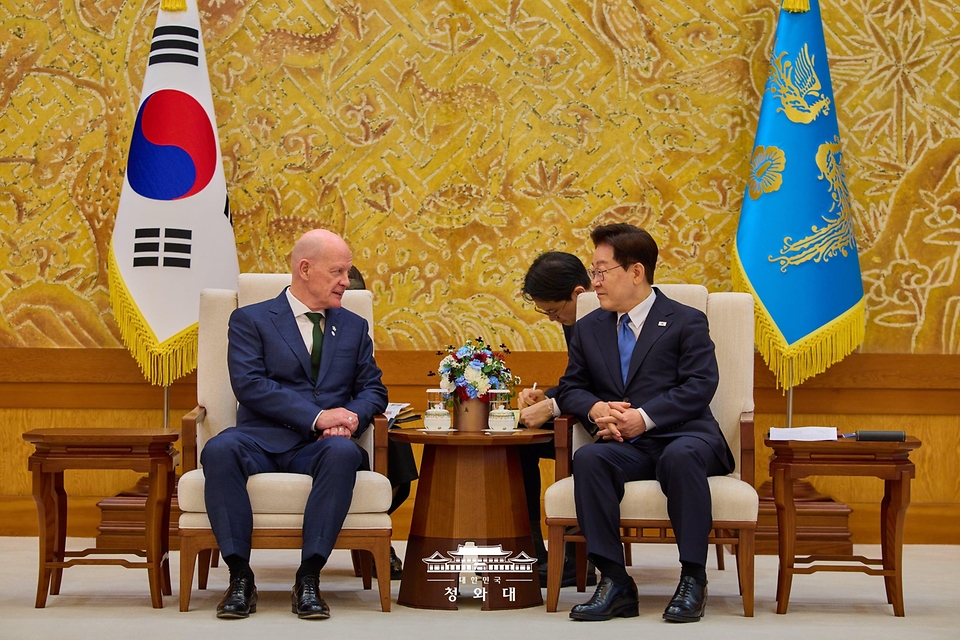 이재명 대통령이 8월 12일 청와대에서 열린 주한대사 신임장 제정식에서 숀 호이 주한아일랜드대사와 면담을 나누고 있다.