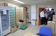 문화체육관광부 최휘영 장관이 여름철 폭염에 대비해 학생선수들이 안전하게 훈련하고 경기를 치를 수 있도록 8월 13일 목동야구장에서 열리는 봉황대기 고교야구대회 현장을 찾아 온열질환 대비 안전 대응 현황을 점검하고 있다.