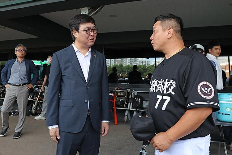 문화체육관광부 최휘영 장관이 여름철 폭염에 대비해 학생선수들이 안전하게 훈련하고 경기를 치를 수 있도록 8월 13일 목동야구장에서 열리는 봉황대기 고교야구대회 현장을 찾아 온열질환 대비 안전 대응 현황을 점검하고 있다.