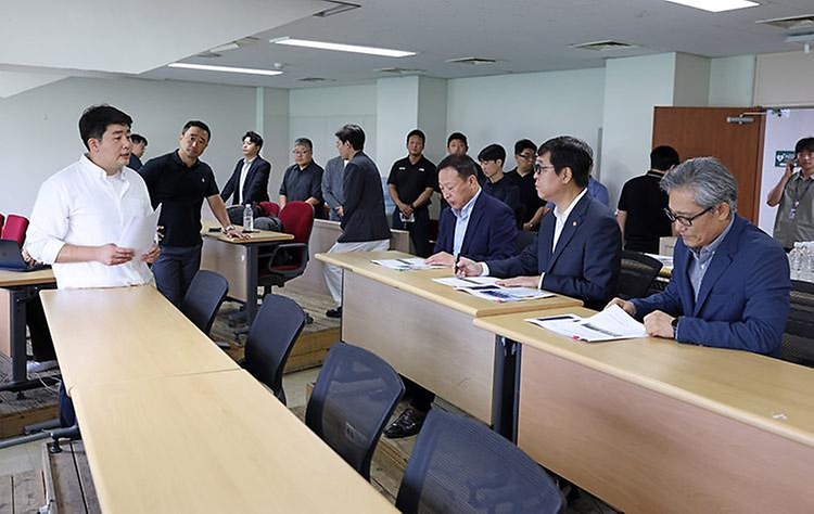 문화체육관광부 최휘영 장관이 여름철 폭염에 대비해 학생선수들이 안전하게 훈련하고 경기를 치를 수 있도록 8월 13일 목동야구장에서 열리는 봉황대기 고교야구대회 현장을 찾아 온열질환 대비 안전 대응 현황을 점검하고 있다.