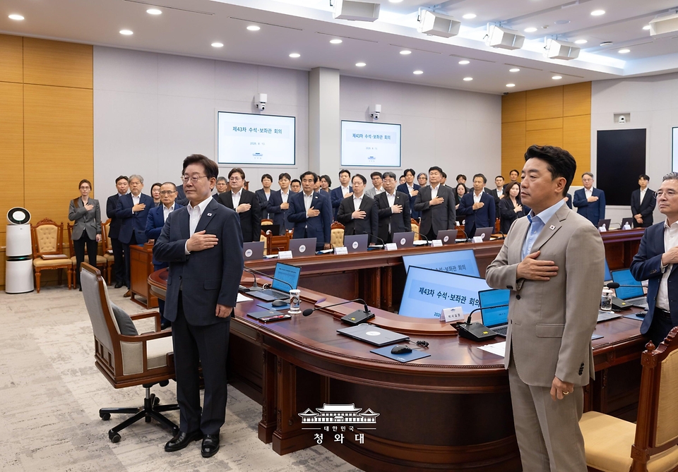 이재명 대통령이 8월 13일 청와대에서 열린 수석보좌관회의에서 국민의례를 하고 있다.