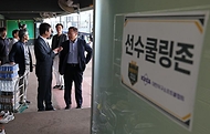 문화체육관광부 최휘영 장관이 여름철 폭염에 대비해 학생선수들이 안전하게 훈련하고 경기를 치를 수 있도록 8월 13일 목동야구장에서 열리는 봉황대기 고교야구대회 현장을 찾아 온열질환 대비 안전 대응 현황을 점검하고 있다.