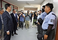 문화체육관광부 최휘영 장관이 여름철 폭염에 대비해 학생선수들이 안전하게 훈련하고 경기를 치를 수 있도록 8월 13일 목동야구장에서 열리는 봉황대기 고교야구대회 현장을 찾아 온열질환 대비 안전 대응 현황을 점검하고 있다.