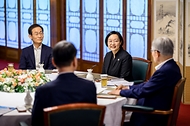 한성숙 국무총리가 8월 14일 총리서울공관에서 적극행정 관련 오찬간담회를 주재하고 있다.