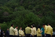 박은식 산림청장이 8월 13일 포항시 북구 기북면 소나무재선충병 방제사업장을 찾아 유인 항공방제 실증사업 진행현황을 점검하고 효율적인 방제 전략 추진을 논의하고 있다.