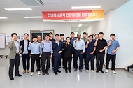 한성숙 국무총리가 8월 13일 전남광주 신안군 전남해상풍력 발전 시설을 시찰하고 있다.