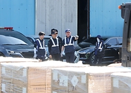 이종욱 관세청장이 8월 12일 인천항 세관검사 현장을 방문해 폭염 속에서 근무 중인 세관 검사직원들을 격려하고, 현장의 안전관리 실태를 점검하고 있다.