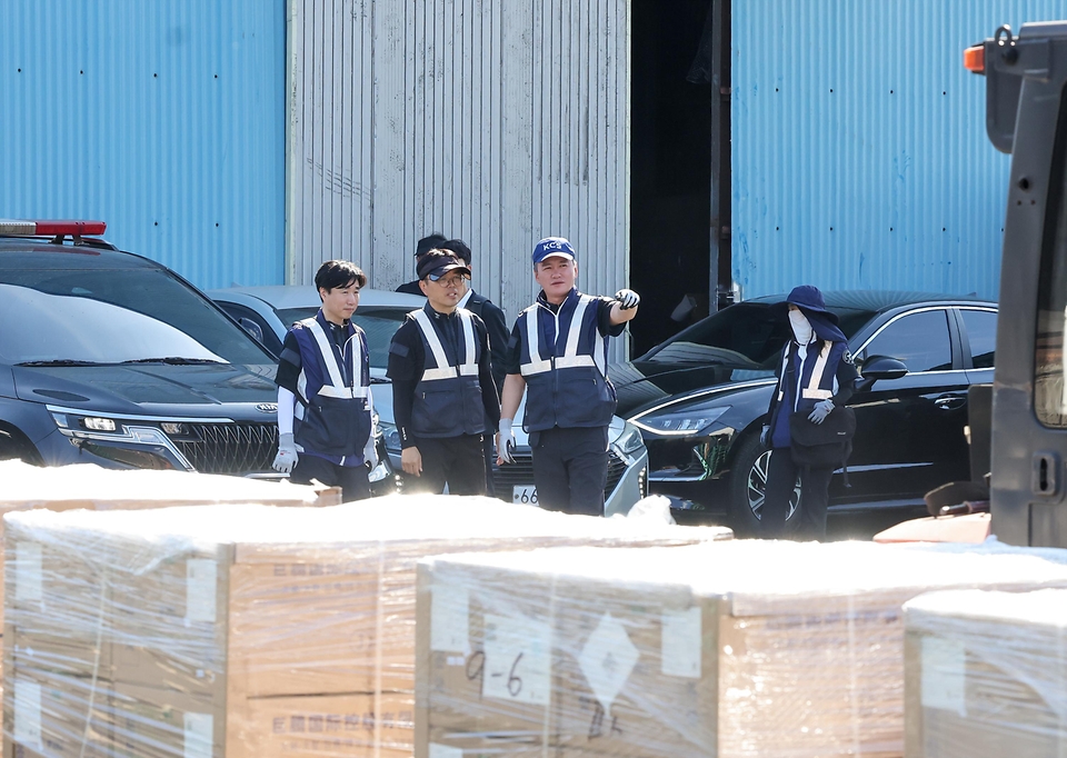 이종욱 관세청장이 8월 12일 인천항 세관검사 현장을 방문해 폭염 속에서 근무 중인 세관 검사직원들을 격려하고, 현장의 안전관리 실태를 점검하고 있다.