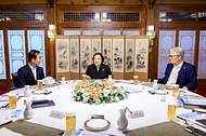 한성숙 국무총리가 8월 14일 총리서울공관에서 적극행정 관련 오찬간담회를 주재하고 있다.