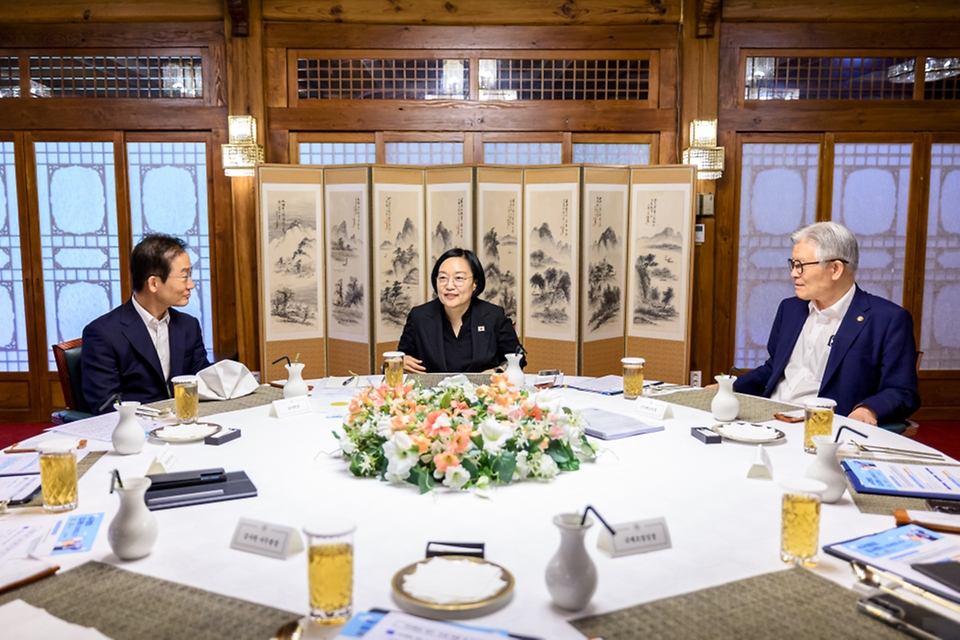 한성숙 국무총리가 8월 14일 총리서울공관에서 적극행정 관련 오찬간담회를 주재하고 있다.