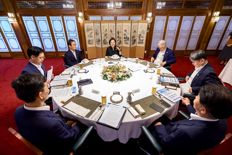 한성숙 국무총리가 8월 14일 총리서울공관에서 적극행정 관련 오찬간담회를 주재하고 있다.