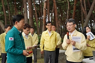 박은식 산림청장이 8월 13일 포항시 북구 기북면 소나무재선충병 방제사업장을 찾아 유인 항공방제 실증사업 진행현황을 점검하고 효율적인 방제 전략 추진을 논의하고 있다.
