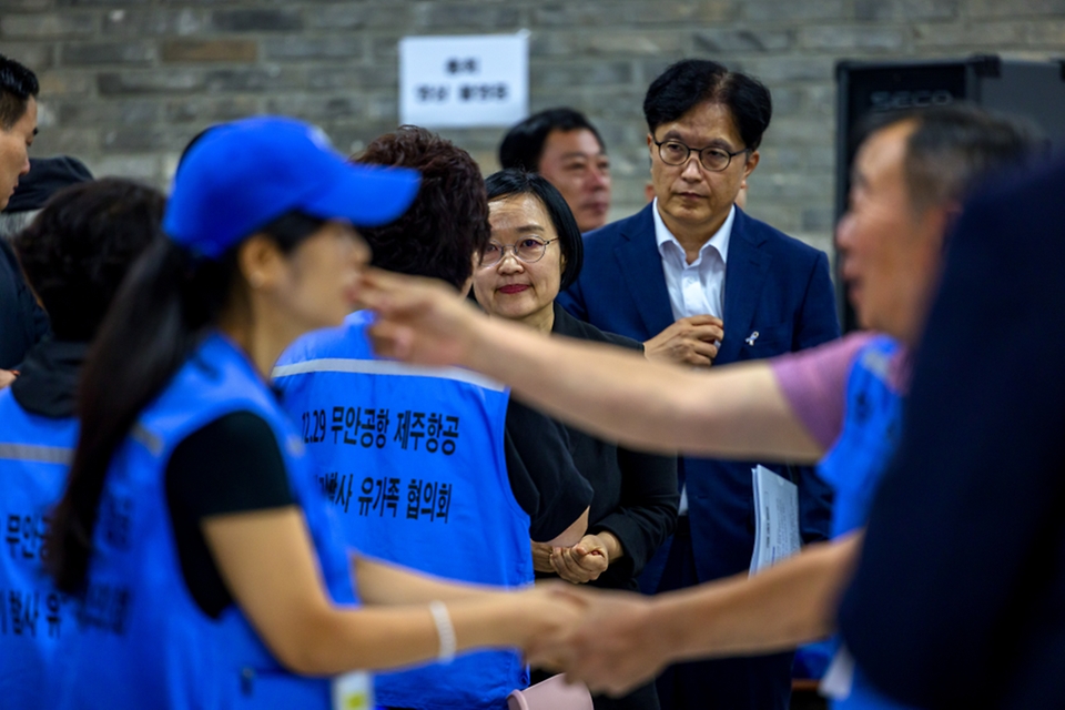 한성숙 국무총리가 8월 13일 전남광주 무안군 무안국제공항에서 12.29 여객기 참사 현장 점검 및 유가족 간담회에 참석하고 있다.