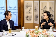 한성숙 국무총리가 8월 14일 총리서울공관에서 적극행정 관련 오찬간담회를 주재하고 있다.