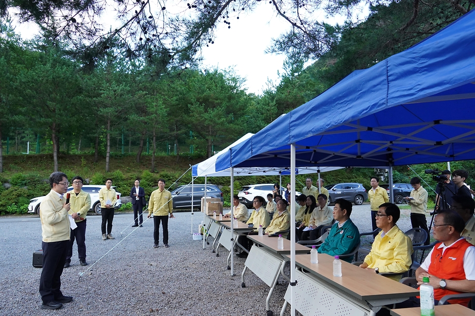박은식 산림청장이 8월 13일 포항시 북구 기북면 소나무재선충병 방제사업장을 찾아 유인 항공방제 실증사업 진행현황을 점검하고 효율적인 방제 전략 추진을 논의하고 있다.