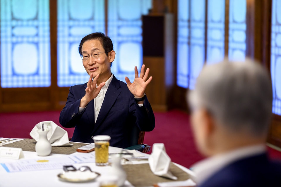 한성숙 국무총리가 8월 14일 총리서울공관에서 적극행정 관련 오찬간담회를 주재하고 있다.