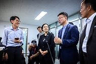 한성숙 국무총리가 8월 13일 전남광주 신안군 전남해상풍력 발전 시설을 시찰하고 있다.