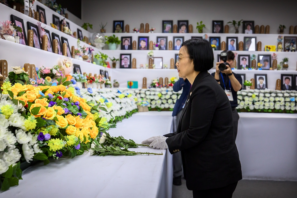 한성숙 국무총리가 8월 13일 전남광주 무안군 무안국제공항에서 12.29 여객기 참사 현장 점검 및 유가족 간담회에 참석하고 있다.