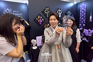 김혜경 여사가 8월 14일 서울 동대문디자인플라자(DDP)에서 열린 2026 한복상점 전시회를 찾아 전시 부스를 살펴보고 있다.