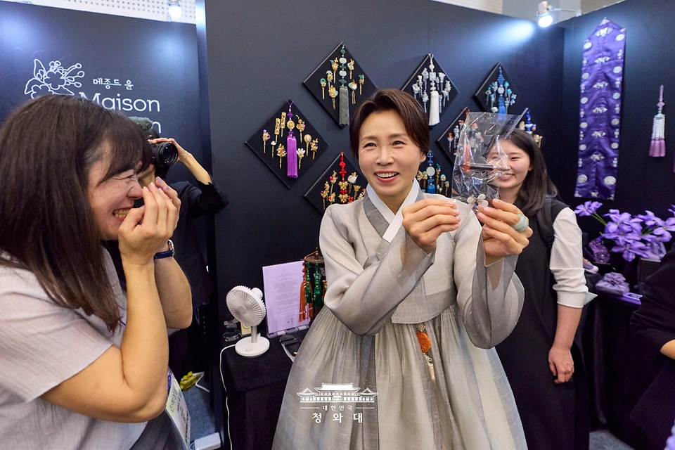 김혜경 여사가 8월 14일 서울 동대문디자인플라자(DDP)에서 열린 2026 한복상점 전시회를 찾아 전시 부스를 살펴보고 있다.