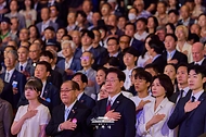 이재명 대통령과 김혜경 여사가 8월 15일 서울 종로구 세종문화회관에서 열린 제81주년 광복절 경축식에서 국기에 경례하고 있다.