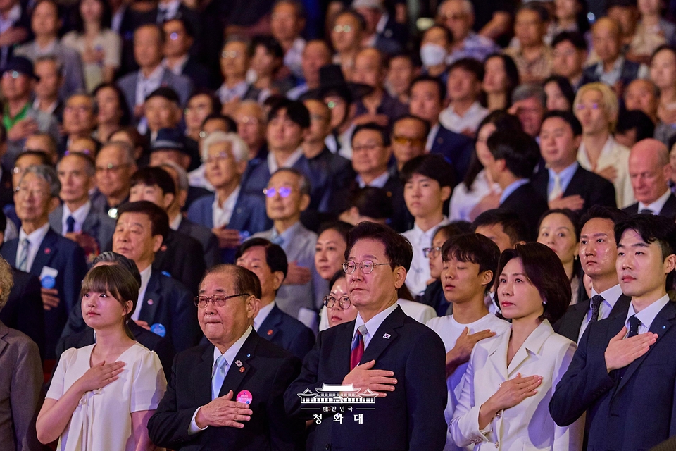 이재명 대통령과 김혜경 여사가 8월 15일 서울 종로구 세종문화회관에서 열린 제81주년 광복절 경축식에서 국기에 경례하고 있다.