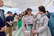 김혜경 여사가 8월 14일 서울 동대문디자인플라자(DDP)에서 열린 2026 한복상점 전시회에서 한복을 입은 시민들과 대화하고 있다.
