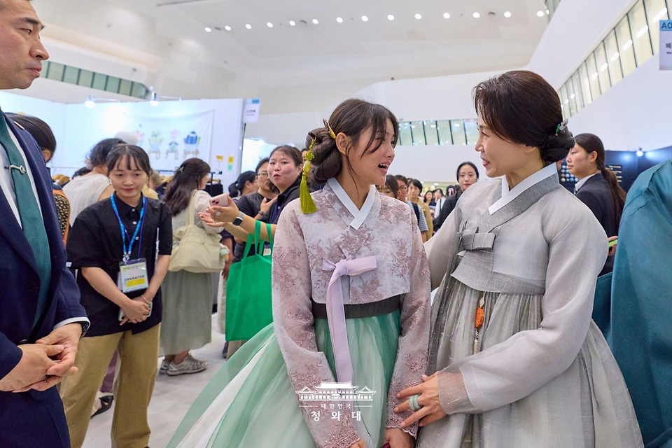 김혜경 여사가 8월 14일 서울 동대문디자인플라자(DDP)에서 열린 2026 한복상점 전시회에서 한복을 입은 시민들과 대화하고 있다.