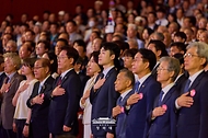 이재명 대통령과 김혜경 여사가 8월 15일 서울 종로구 세종문화회관에서 열린 제81주년 광복절 경축식에서 국기에 경례하고 있다.