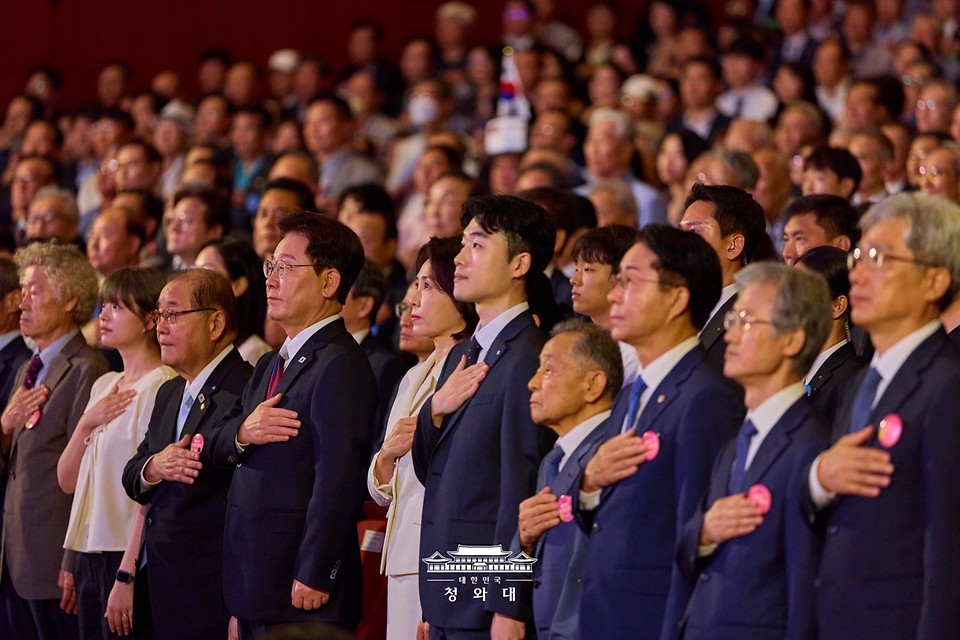 이재명 대통령과 김혜경 여사가 8월 15일 서울 종로구 세종문화회관에서 열린 제81주년 광복절 경축식에서 국기에 경례하고 있다.