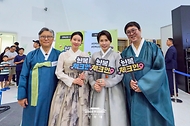 김혜경 여사가 8월 14일 서울 동대문디자인플라자(DDP)에서 열린 2026 한복상점 전시회에서 기념 촬영을 하고 있다.