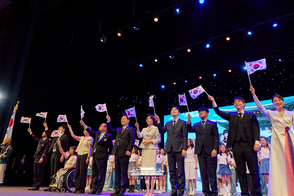 이재명 대통령과 김혜경 여사가 8월 15일 서울 종로구 세종문화회관에서 열린 제81주년 광복절 경축식에서 참석자들과 광복절 노래를 제창하고 있다.