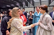 김혜경 여사가 8월 14일 서울 동대문디자인플라자(DDP)에서 열린 2026 한복상점 전시회에서 외국인들과 대화하고 있다.
