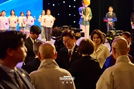 이재명 대통령과 김혜경 여사가 8월 15일 서울 종로구 세종문화회관에서 열린 제81주년 광복절 경축식에서 참석자들과 인사하고 있다.