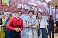 김혜경 여사가 8월 14일 서울 동대문디자인플라자(DDP)에서 열린 2026 한복상점 전시회에서  참석자들과 기념 촬영을 하고 있다.