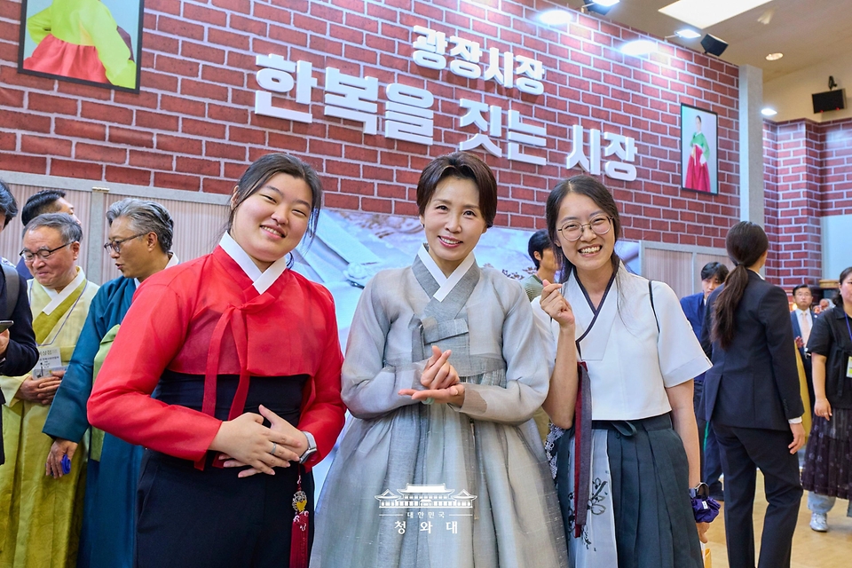 김혜경 여사가 8월 14일 서울 동대문디자인플라자(DDP)에서 열린 2026 한복상점 전시회에서  참석자들과 기념 촬영을 하고 있다.