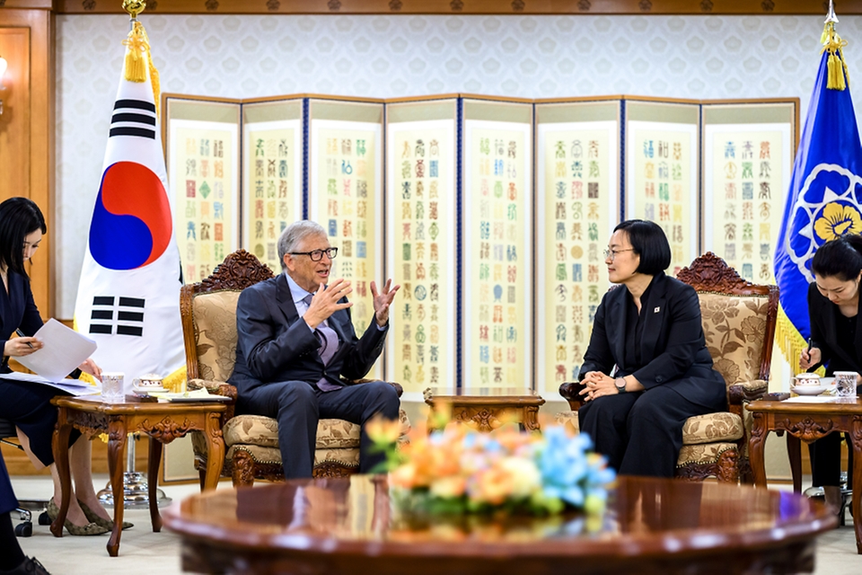 한성숙 국무총리가 8월 14일 서울 종로구 세종로 정부서울청사에서 마이크로소프트(MS) 공동창업자이자 차세대 원전 기업 테라파워 창업자인 빌 게이츠 게이츠재단 이사장과 면담하고 있다.