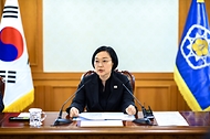 한성숙 국무총리가 8월 14일 서울 종로구 정부서울청사에서 열린 제1차 범부처 주택 신속공급 점검회의에서 발언하고 있다.