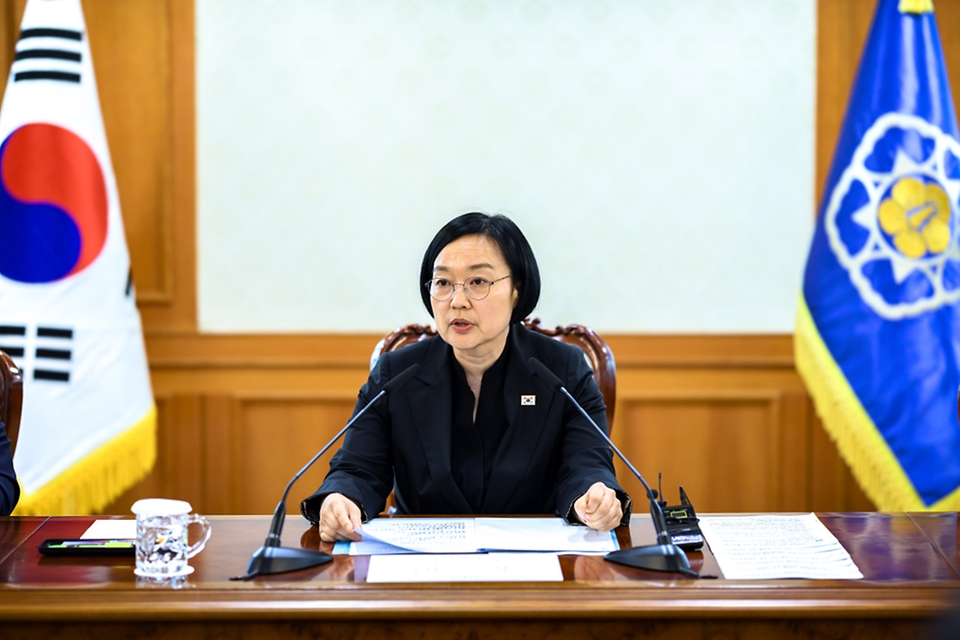 한성숙 국무총리가 8월 14일 서울 종로구 정부서울청사에서 열린 제1차 범부처 주택 신속공급 점검회의에서 발언하고 있다.