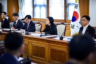 한성숙 국무총리가 8월 14일 서울 종로구 정부서울청사에서 열린 제1차 범부처 주택 신속공급 점검회의에서 발언하고 있다.