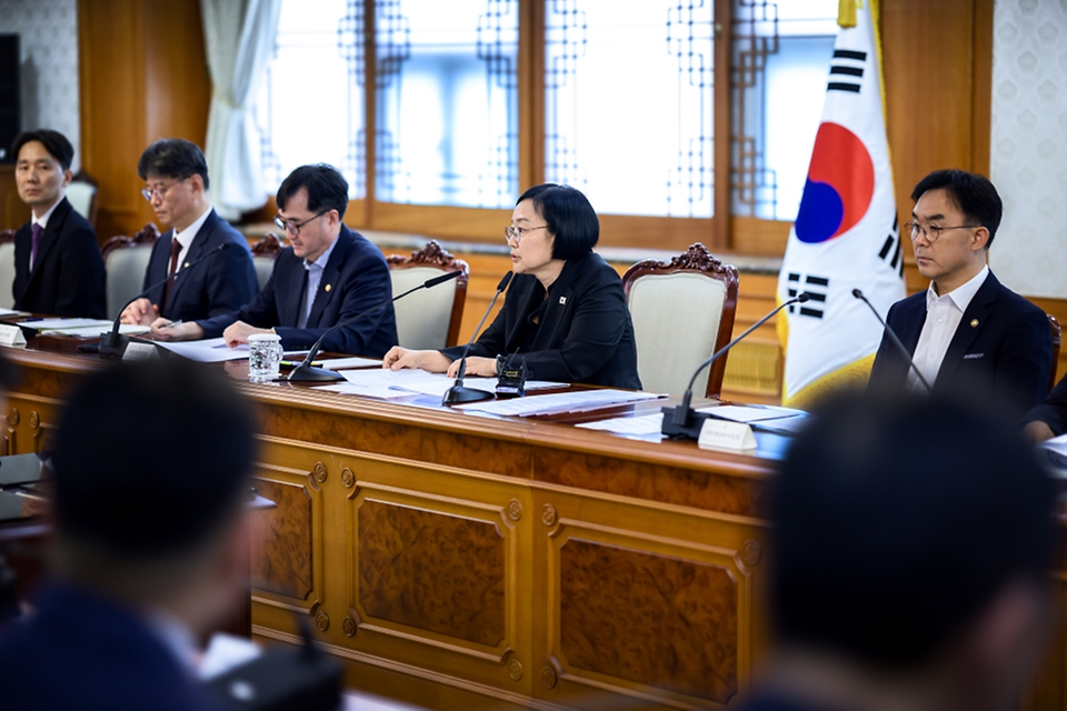 한성숙 국무총리가 8월 14일 서울 종로구 정부서울청사에서 열린 제1차 범부처 주택 신속공급 점검회의에서 발언하고 있다.