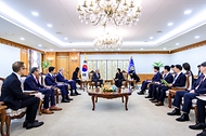 한성숙 국무총리가 8월 14일 서울 종로구 세종로 정부서울청사에서 마이크로소프트(MS) 공동창업자이자 차세대 원전 기업 테라파워 창업자인 빌 게이츠 게이츠재단 이사장과 면담하고 있다.