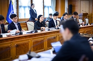 한성숙 국무총리가 8월 14일 서울 종로구 정부서울청사에서 열린 제1차 범부처 주택 신속공급 점검회의에서 발언하고 있다.