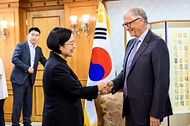 한성숙 국무총리가 8월 14일 서울 종로구 세종로 정부서울청사에서 마이크로소프트(MS) 공동창업자이자 차세대 원전 기업 테라파워 창업자인 빌 게이츠 게이츠재단 이사장과 면담하고 있다.