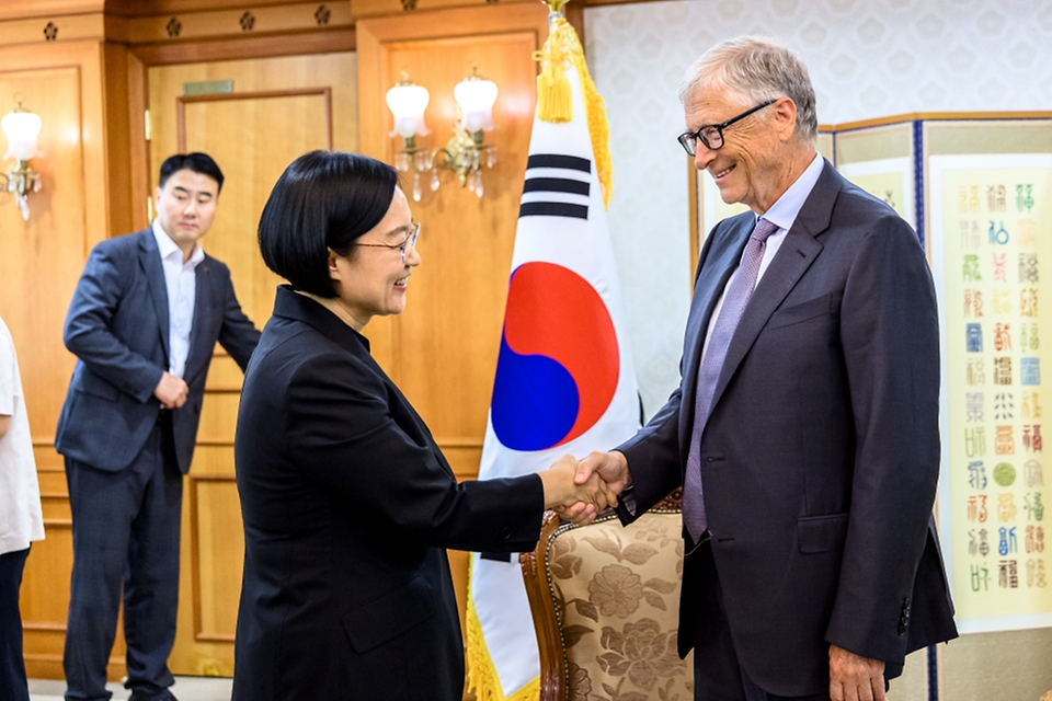 한성숙 국무총리가 8월 14일 서울 종로구 세종로 정부서울청사에서 마이크로소프트(MS) 공동창업자이자 차세대 원전 기업 테라파워 창업자인 빌 게이츠 게이츠재단 이사장과 면담하고 있다.
