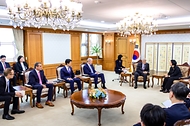 한성숙 국무총리가 8월 14일 서울 종로구 세종로 정부서울청사에서 마이크로소프트(MS) 공동창업자이자 차세대 원전 기업 테라파워 창업자인 빌 게이츠 게이츠재단 이사장과 면담하고 있다.