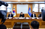 한성숙 국무총리가 8월 14일 서울 종로구 정부서울청사에서 열린 제1차 범부처 주택 신속공급 점검회의에서 발언하고 있다.