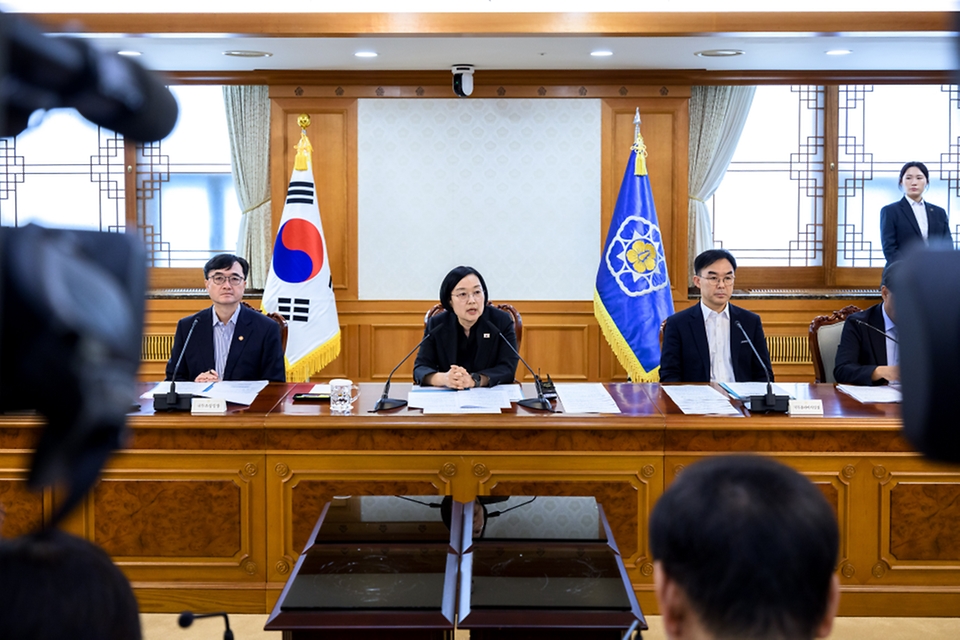 한성숙 국무총리가 8월 14일 서울 종로구 정부서울청사에서 열린 제1차 범부처 주택 신속공급 점검회의에서 발언하고 있다.